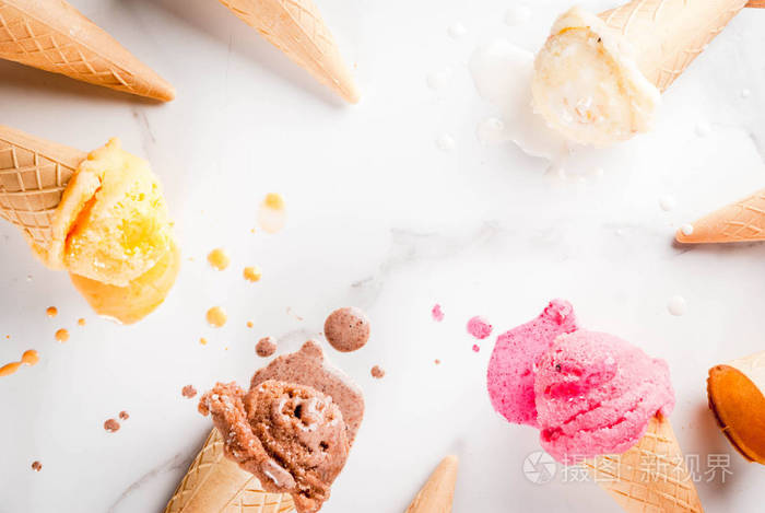 自制巧克力, 香草, 浆果冰淇淋在冰淇淋锥