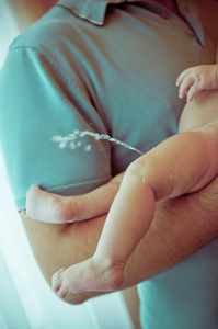 爸爸抱宝宝图片