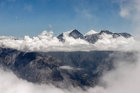 道拉吉里峰从 Mesokanto 通过在喜马拉雅山尼泊尔版本2