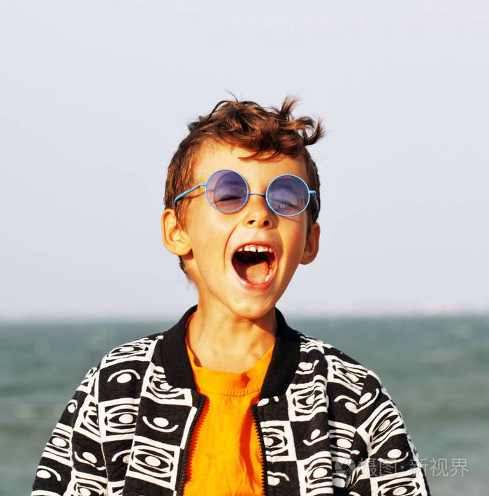 可爱的小男孩在海岸