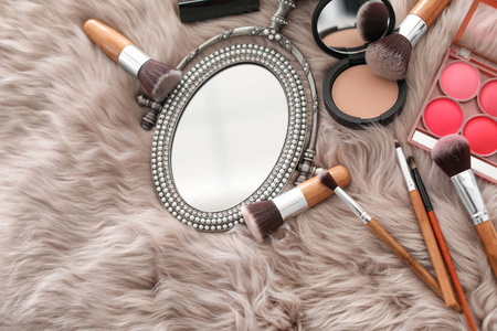 化妆刷, 化妆品和人造毛皮镜子的平躺组合
