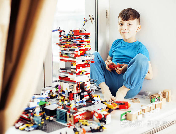 小可爱的学龄前儿童男孩玩玩具在家里开心的笑