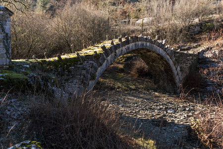 壮观的风景上尉 Arkoudas 桥梁, 条与布莱德山, Zagori, 伊庇, 希腊