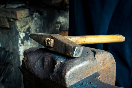 锤子和铁匠铺里的铁砧