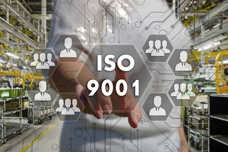 女实业家选择触摸屏上的 Iso 9001 按钮