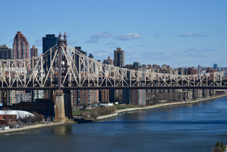 Ed Koch 罗桥视图从长岛市的 Rooseveld 岛