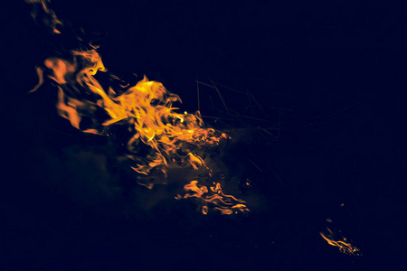 火。在夜晚燃烧的稻草