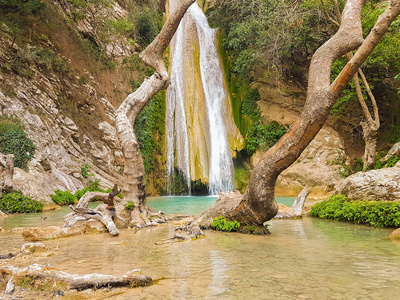 妮瀑布在希腊。美丽而神秘的旅游胜地