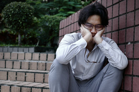 失意的年轻亚洲商人感到失望.失业商人概念照片