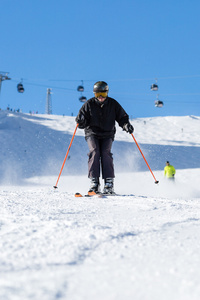滑雪者在滑雪坡道上滑雪