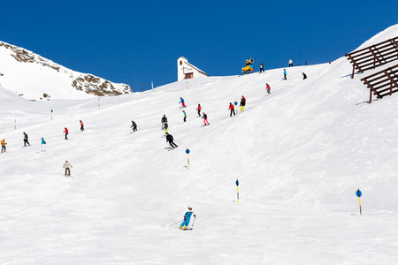 在拥挤的滑雪道上滑雪者