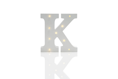 在白色酒泉嵌入式 Led 灯带装饰字母 K