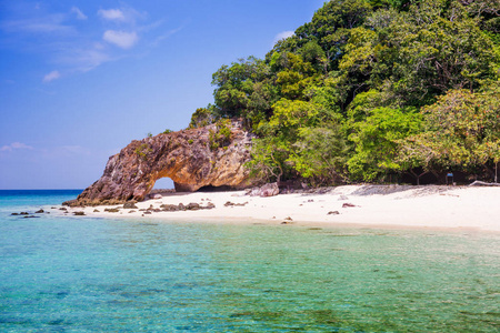 在泰国沙敦的植株国家公园, 海滩上有清楚的海和蓝天。夏季背景使用