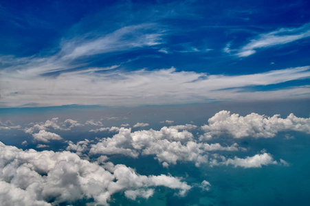 美丽的蓝天白云背景。天空大气全景。天上的明亮的一只。户外星球。照片从飞机窗口