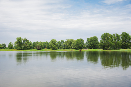 情侣河岸边图片-情侣河岸边素材-情侣河岸边插画-摄图新视界