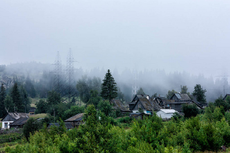 雾中的那个小山村图片