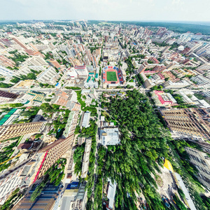 与空中城市景观 十字路口 道路 房屋 建筑物 公园及停车场。阳光灿烂的夏天全景图像