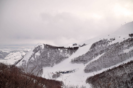 0023的高山上充满了雪。