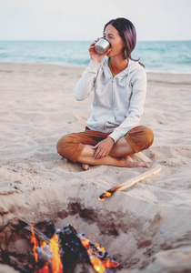 在海滩上休息的女人