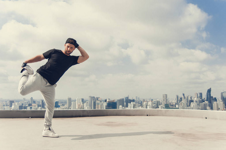bboy 做一些特技.街头艺人霹雳舞户外照片
