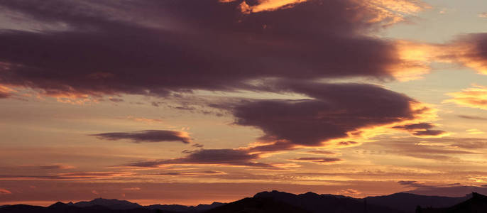 日落以上山脊山 panoramaic 景观。日出结束