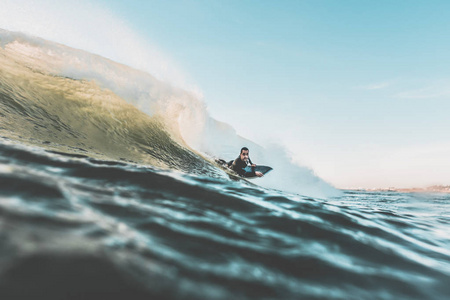 年轻人 bodyboarding 大浪潮