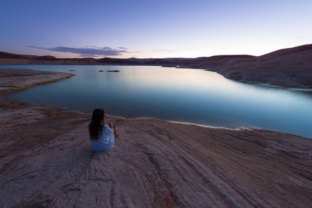 坐在湖边的单身女人图片