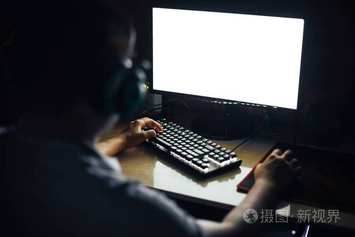 在黑暗的房间里玩电脑的人