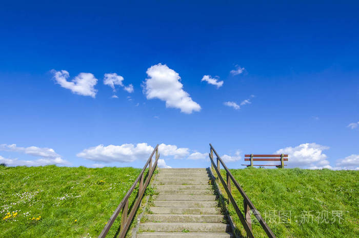 天上的云在草地上石阶