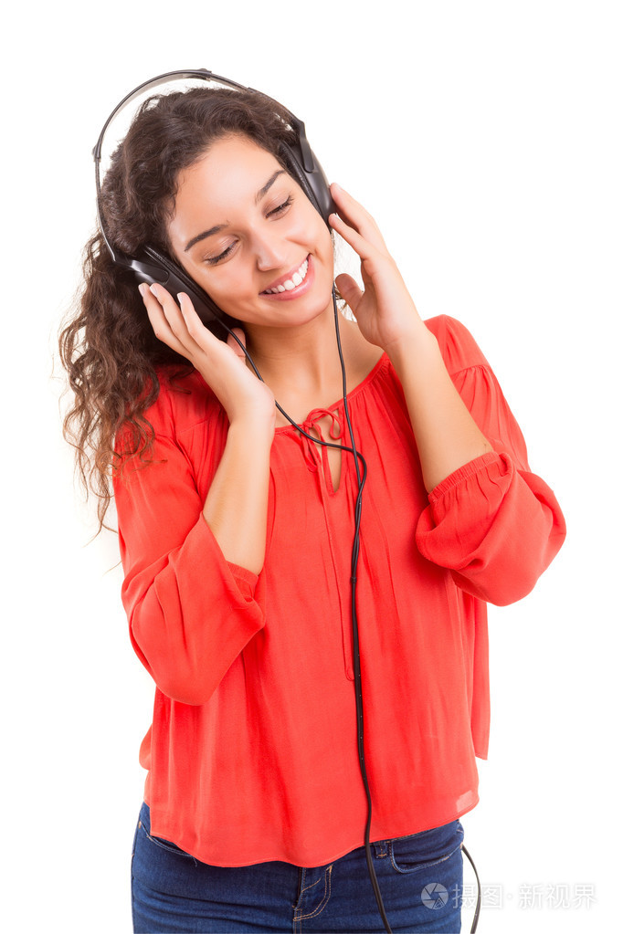 女人在耳机听音乐