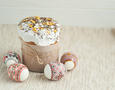 复活节面包和鸡蛋与传统的乌克兰装饰品。Kulich 蛋糕