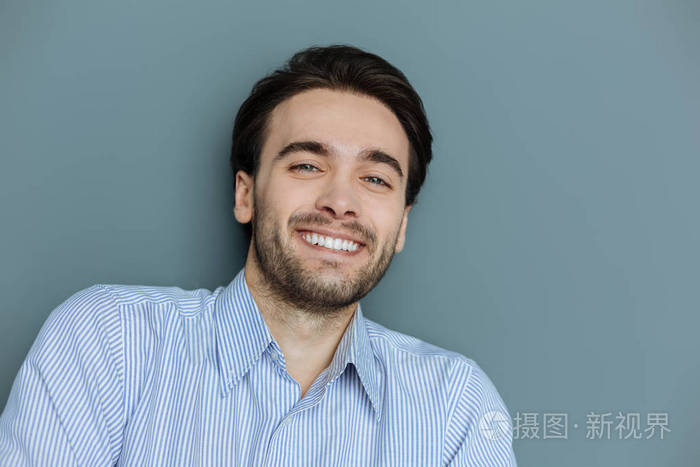 一个漂亮英俊的男人的肖像微笑