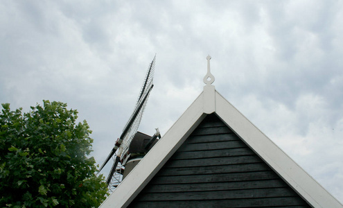 在 Bruinisse 村庄屋顶