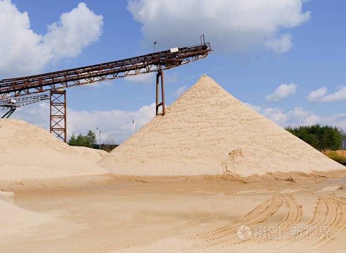 传送带和沙堆建造业沙鱼涌横向的照片