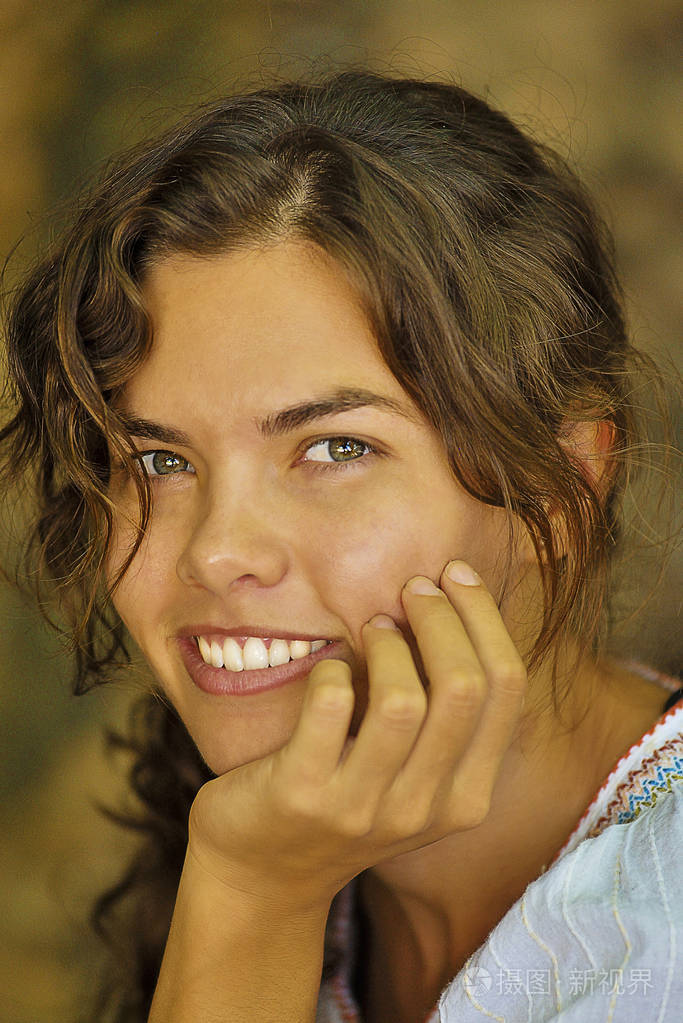 美丽的年轻黑妞微笑着卷曲的女人的画像