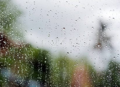 雨水落在玻璃表面背景，抽象背景