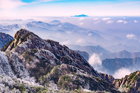 日出黄山国家公园的山峰之上