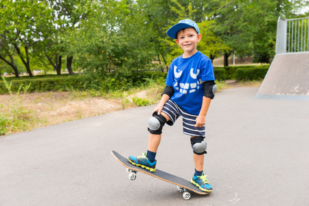 自信男孩可爱自信的小男孩摆上一个滑板照片