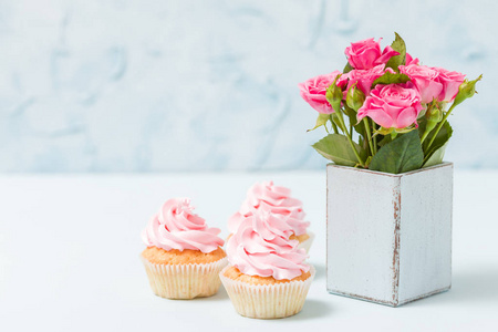 蛋糕粉红色奶油装饰和粉红色玫瑰复古破旧别致的花瓶
