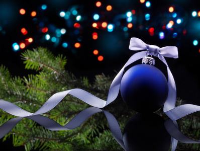 圣诞节背景与紫球和丝带上黑色的镜像模式