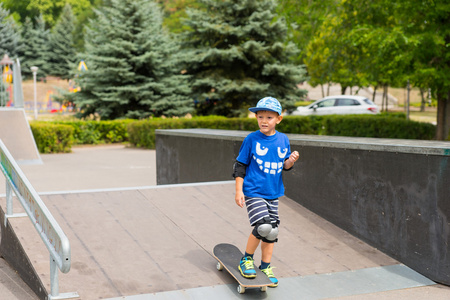 小男孩滑板图片