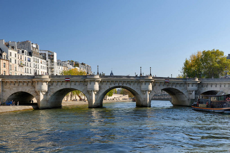 在塞纳河边漫步的巴黎图片