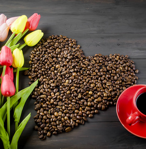 咖啡杯咖啡豆和郁金香