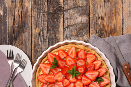 木桌奶油草莓挞