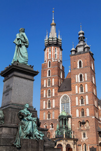 亚当密茨凯维奇雕像和圣玛丽大教堂
