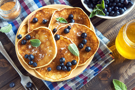 吃蓝莓, 核桃和蜂蜜的煎饼在健康早餐自制健康素食食品