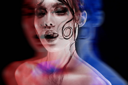 迪斯科肖像与 3d 的立体效果。美丽的女孩，湿的看光泽，暗背景亮妆
