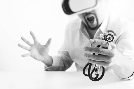 聪明的医生穿着虚拟现实护目镜在现代办公无线