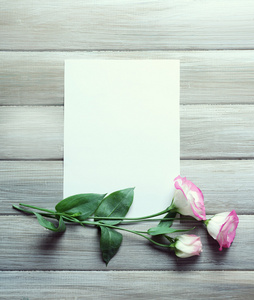白色的床单和玫瑰色的花图片