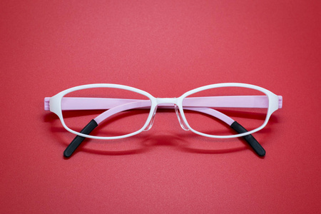 红色背景，眼镜上的现代时尚眼镜